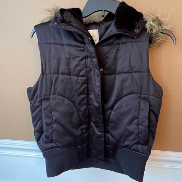 Urban Behavior Black Puffer Vest with Faux Fur Size Large - Picture 1 of 4